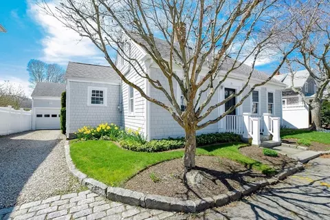 35 Main St, Mattapoisett, MA 02739