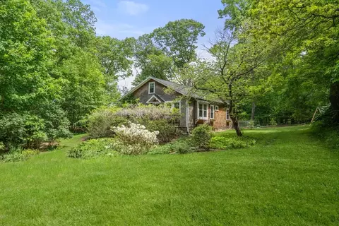 11 Curve St, Sherborn, MA 01770