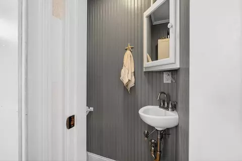 Bath - 7 Sycamore St, Wareham, MA 02558 photo 1 of 3