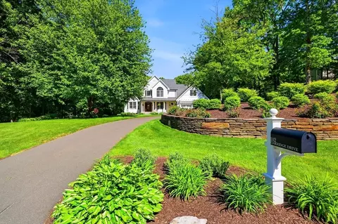 102 Oakridge Dr, Belchertown, MA 01007