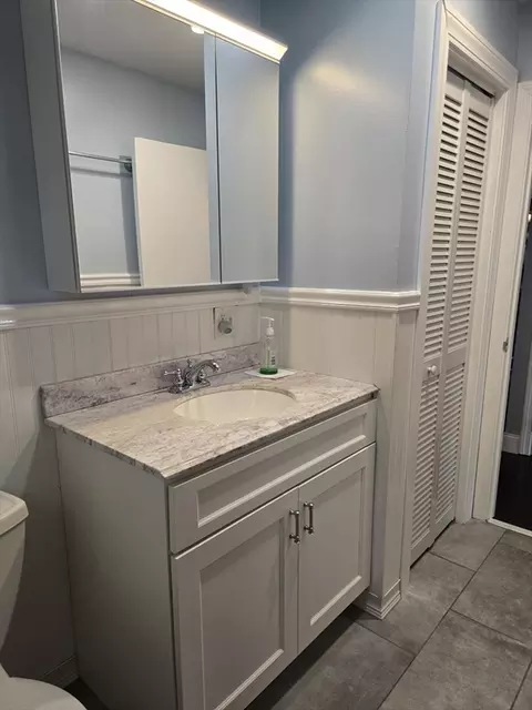 Bath - 68 Prospect St #4 D, Fall River, MA 02720 photo 1 of 4