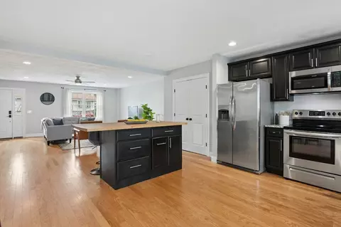 Entry Way - 129 Derby St, Worcester, MA 01604 photo 2 of 5