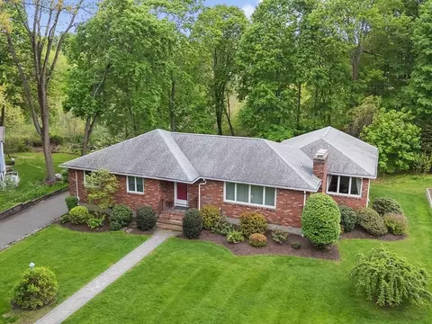 38 Greenwood Ln, Waltham, MA 02451