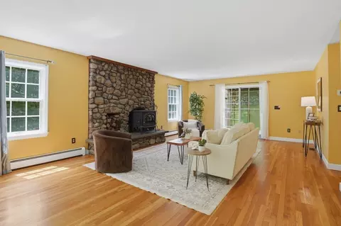 Living - 74 High St, Upton, MA 01568 photo 2 of 5