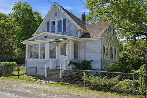72 Pembroke Ave, Acushnet, MA 02743