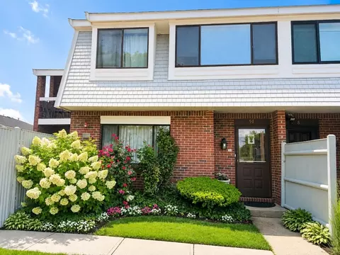 91 Rosewood Dr #91, Stoughton, MA 02072