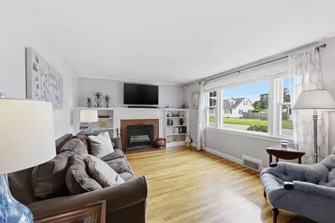 Living - 271 Wildermere St, Chicopee, MA 01020 photo 4 of 5