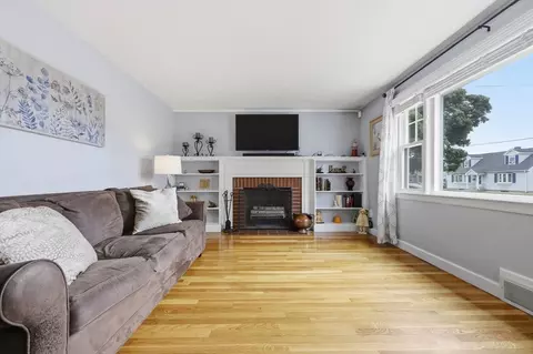 Living - 271 Wildermere St, Chicopee, MA 01020 photo 2 of 5