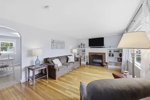 Living - 271 Wildermere St, Chicopee, MA 01020 photo 1 of 5
