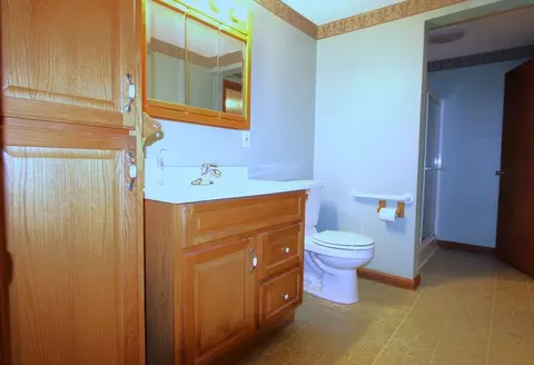 Bath - 82 Pine Valley Dr, Dracut, MA 01826 photo 4 of 5