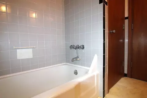 Bath - 82 Pine Valley Dr, Dracut, MA 01826 photo 3 of 5
