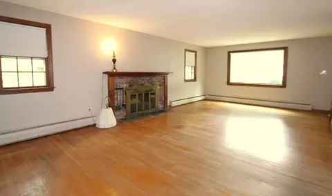 Living - 82 Pine Valley Dr, Dracut, MA 01826 photo 5 of 10
