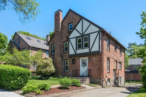 261 Russett Rd, Chestnut Hill, MA 02467