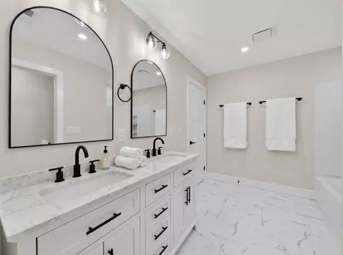 Bath - 345 Central Pike, Sutton, MA 01590 photo 6 of 7