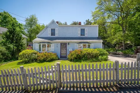 14 Curtis St, Rockport, MA 01966