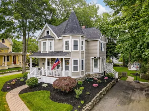 84 King St, Reading, MA 01867