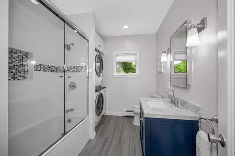 Bath - 84 King St, Reading, MA 01867 photo 2 of 3