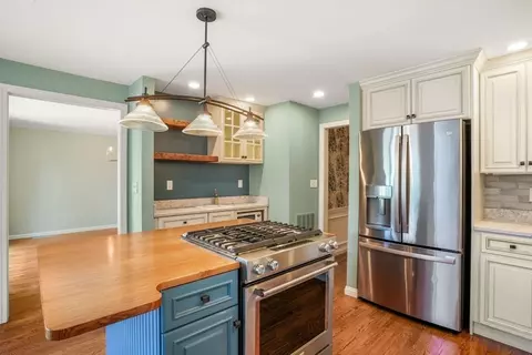Kitchen - 22 Floret Cir #22, Hingham, MA 02043 photo 7 of 8