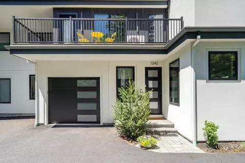 1242 Beacon St, Waban, MA 02468