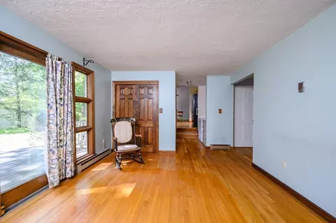 Living - 371 Gardner St, Hingham, MA 02043 photo 3 of 4