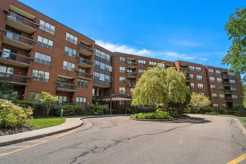 210 Nahanton St #219, Newton, MA 02459