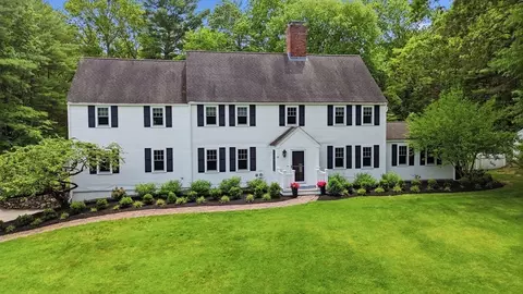 38 Blueberry Ln, Concord, MA 01742