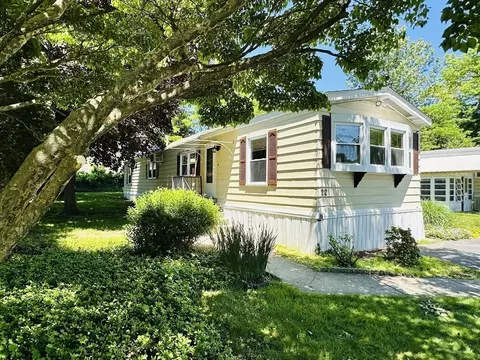 22 Contessa Dr, Springfield, MA 01119