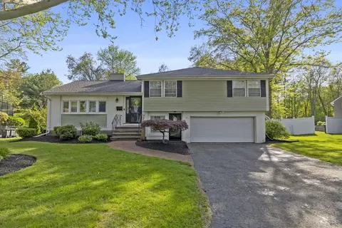 75 Perry Ave, Lynnfield, MA 01940