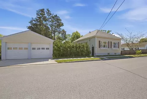 30 Buttonwood Rd, Dartmouth, MA 02748