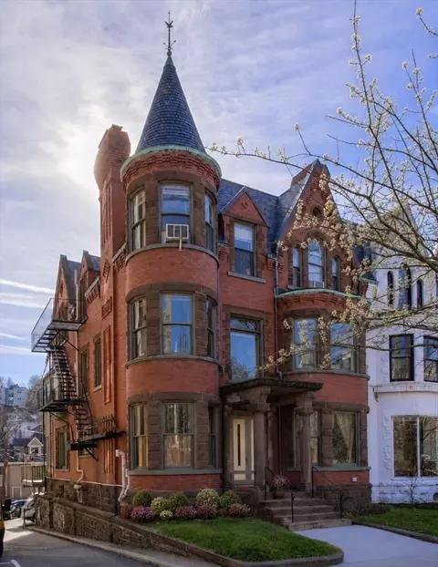 1575 Beacon St #3R, Brookline, MA 02446