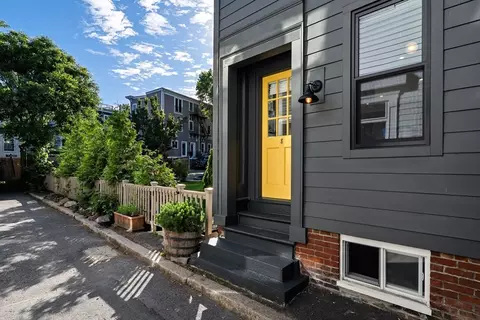 8 Bolton Pl, Charlestown, MA 02129