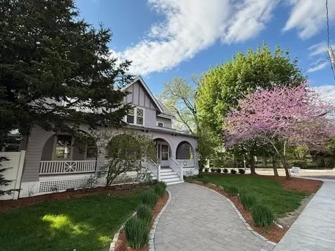 16 Russell Ave, Watertown, MA 02472