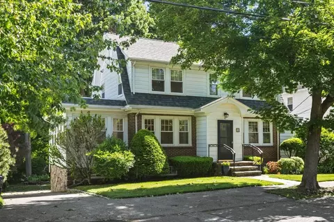 32 Pilgrim Rd, Marblehead, MA 01945