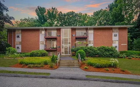 10 Crescent Dr #6, Andover, MA 01810