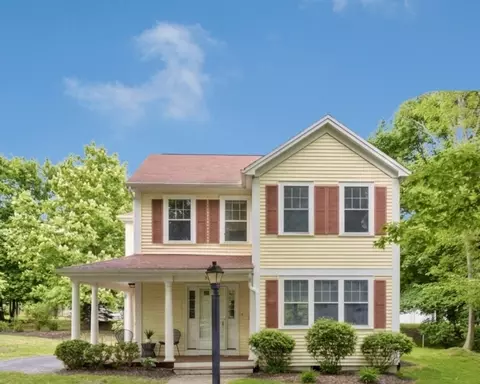 34 Pine St #34, Newton, MA 02465