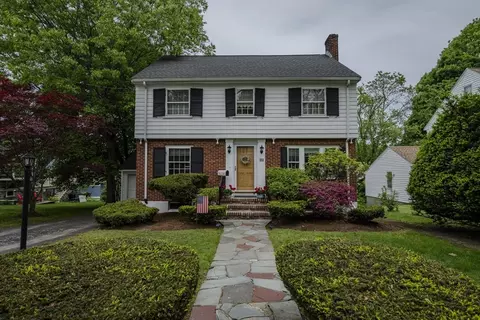 8 Carlson Cir, West Roxbury, MA 02132