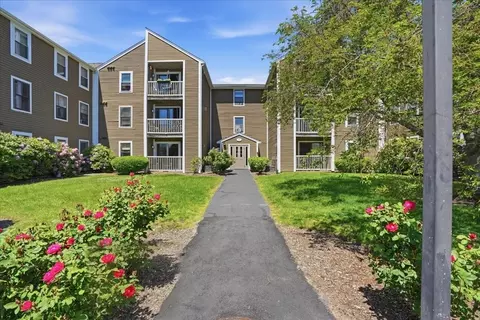 3 Marc Dr #3B1, Plymouth, MA 02360