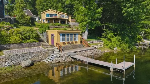21 Carrier Ln, Sutton, MA 01590