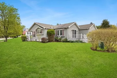5604 Oak Point Dr, Middleboro, MA 02346