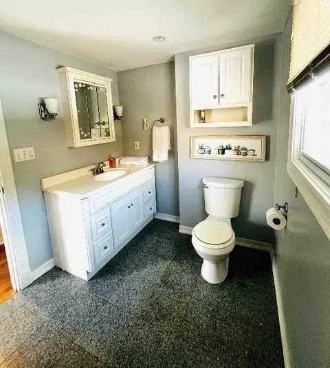 Bath - 214-216 River Rd E, Berlin, MA 01503 photo 1 of 3