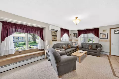 Living - 121 Merrill Rd, Springfield, MA 01119 photo 2 of 3
