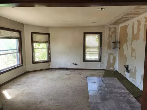 Living - 156 Grattan St, Chicopee, MA 01020 photo 11 of 12