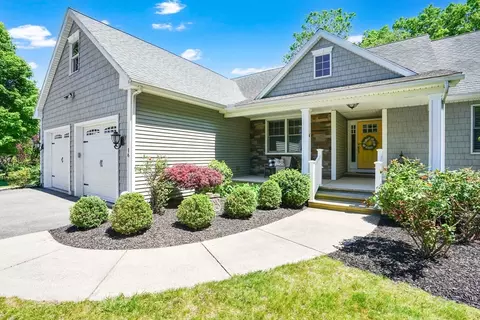 16 Fernwood Dr, East Longmeadow, MA 01028