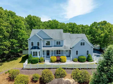 17 Dudley Rd, Mendon, MA 01756