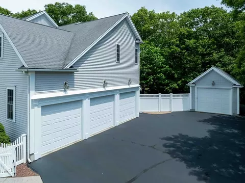 17 Dudley Rd, Mendon, MA 01756 photo 5