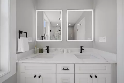 Bath - 174 Walnut St #2, Somerville, MA 02145 photo 1 of 5