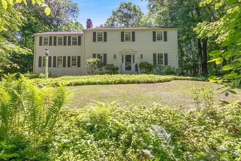 135 Raleigh Tavern Ln, North Andover, MA 01845