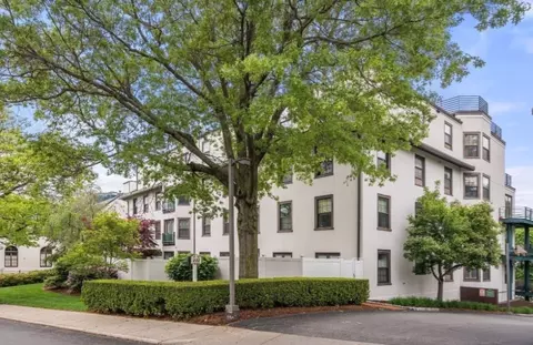 227 Summit Ave #E304, Brookline, MA 02446