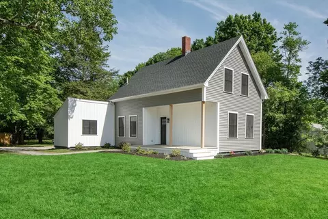 Exterior - 215 Gardner St, Hingham, MA 02043 photo 2 of 4