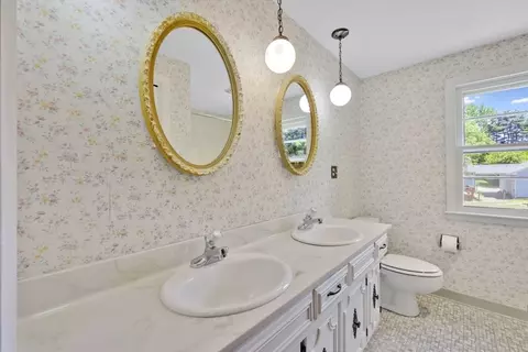 Bath - 39 Northway Dr, Springfield, MA 01119 photo 1 of 2